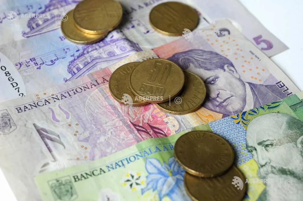 Bancnote și monede românești pe un fundal alb.