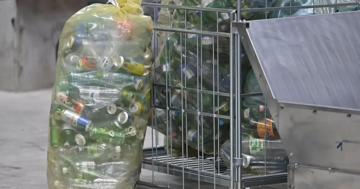 Ambalaje reciclate într-un automat, evidențiind inovația în reciclare.