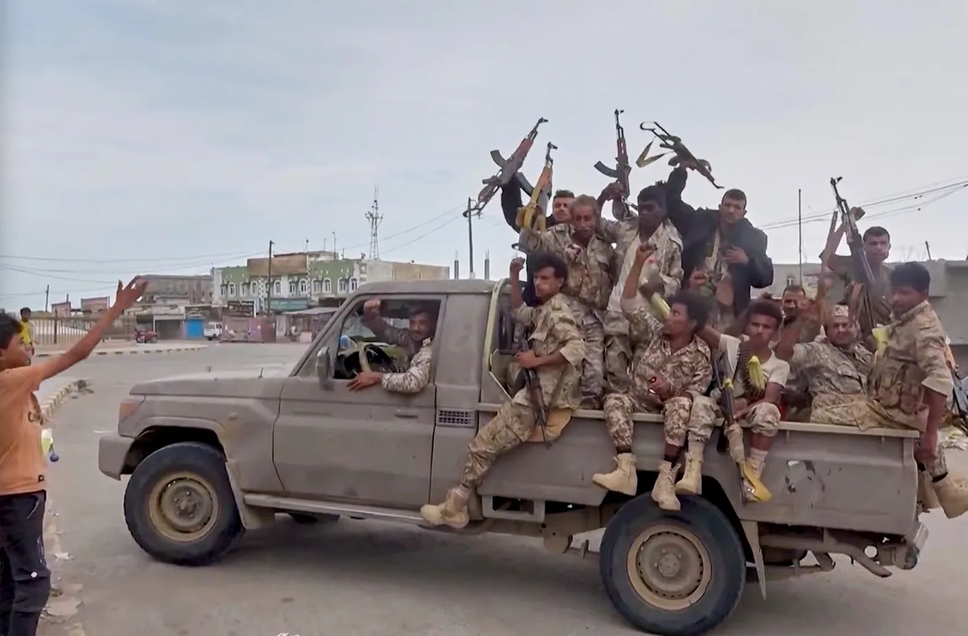 Soldați înarmați pe un camion, pregătiți pentru acțiune în Yemen.