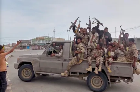 Soldați înarmați pe un camion, pregătiți pentru acțiune în Yemen.