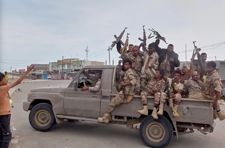 Soldați înarmați pe un camion, pregătiți pentru acțiune în Yemen.