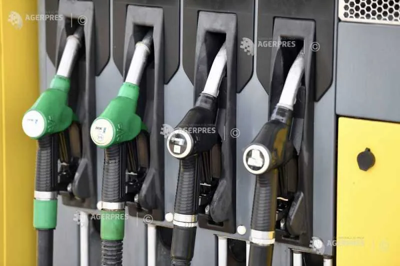 Pompe de carburant la o stație de alimentare din România.