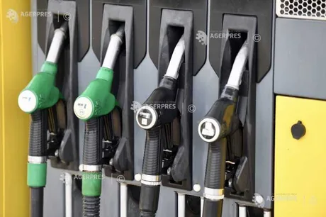 Pompe de carburant la o stație de alimentare din România.