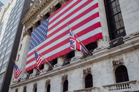 Clădire guvernamentală cu steaguri americane și britanice expuse.