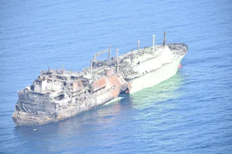 Tanc de GNL avariat plutind în Marea Mediterană, remorcat de autoritățile libiene.