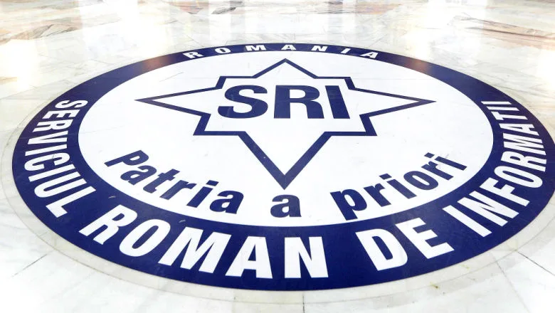 Logo-ul Serviciului Român de Informații pe podea, simbol al securității naționale.