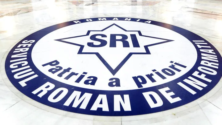 Logo-ul Serviciului Român de Informații pe podea, simbol al securității naționale.