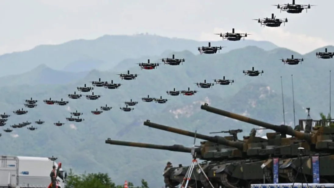 Dronele ucrainene zboară deasupra unui peisaj montan, pregătindu-se pentru misiuni strategice.