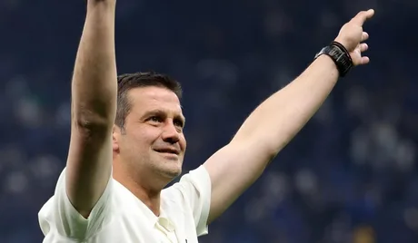 Cristian Chivu sărbătorește realizarea recordului de 100 de puncte în Serie A.