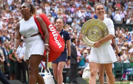 Simona Halep și Serena Williams intrând pe teren la finala Wimbledon 2019.