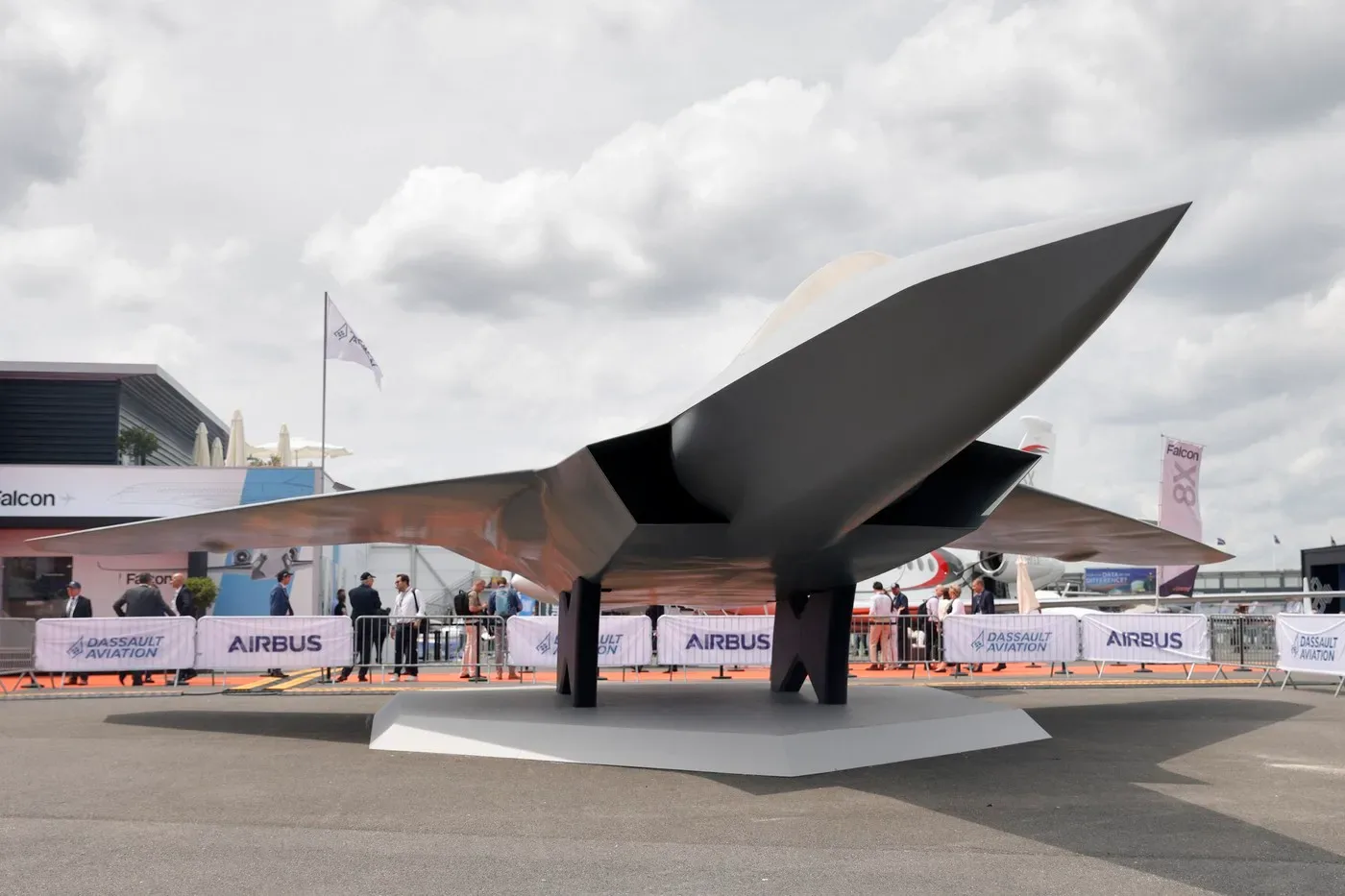Model de avion de vânătoare expus la un eveniment aeronautic