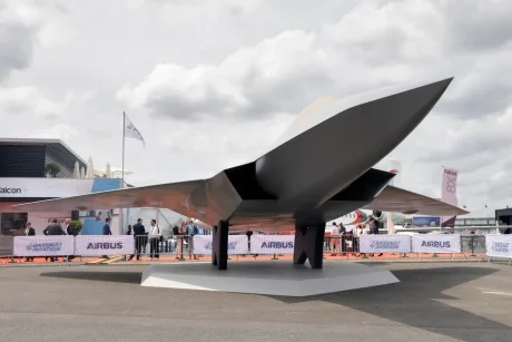 Model de avion de vânătoare expus la un eveniment aeronautic
