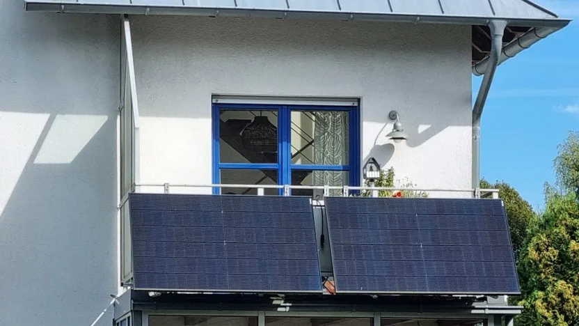 Sistem solar de balcon instalat pe o clădire din Germania