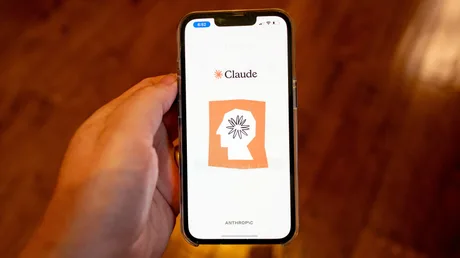 Ecranul unui telefon mobil care afișează logo-ul Claude de la Anthropic.