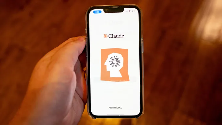 Ecranul unui telefon mobil care afișează logo-ul Claude de la Anthropic.