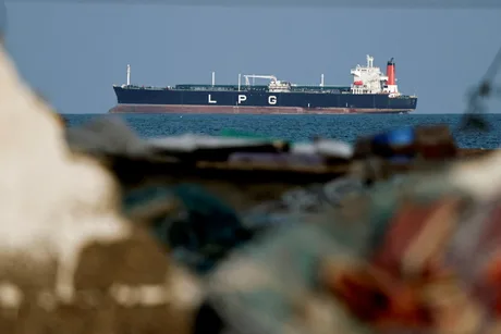 Nava de transport maritim navigând pe marea deschisă în apropierea strâmtorii Hormuz.