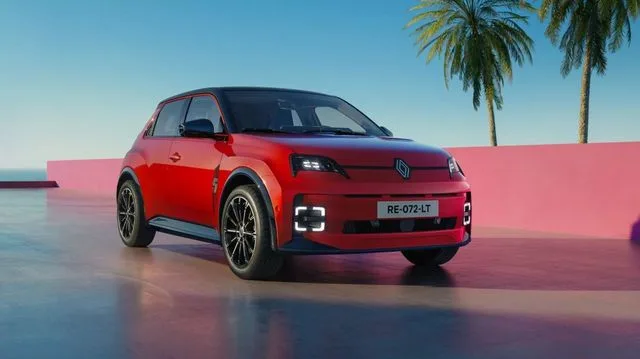 Renault 5 E-Tech în nuanțe vibrante, parcă pregătit pentru oraș.