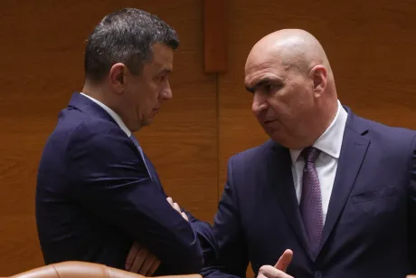 Discuții tensionate între liderii PNL și PSD în contextul conflictului politic.