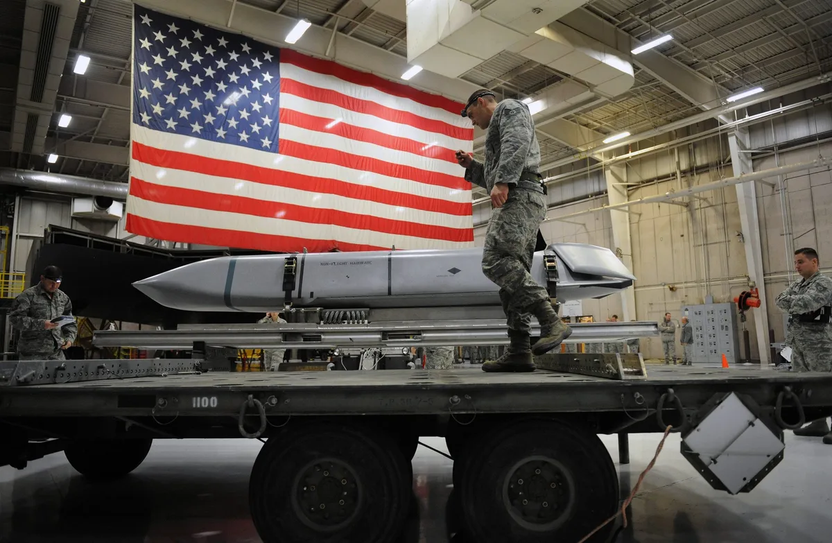 Soldați americani pregătind rachete JASSM-ER într-o bază militară.