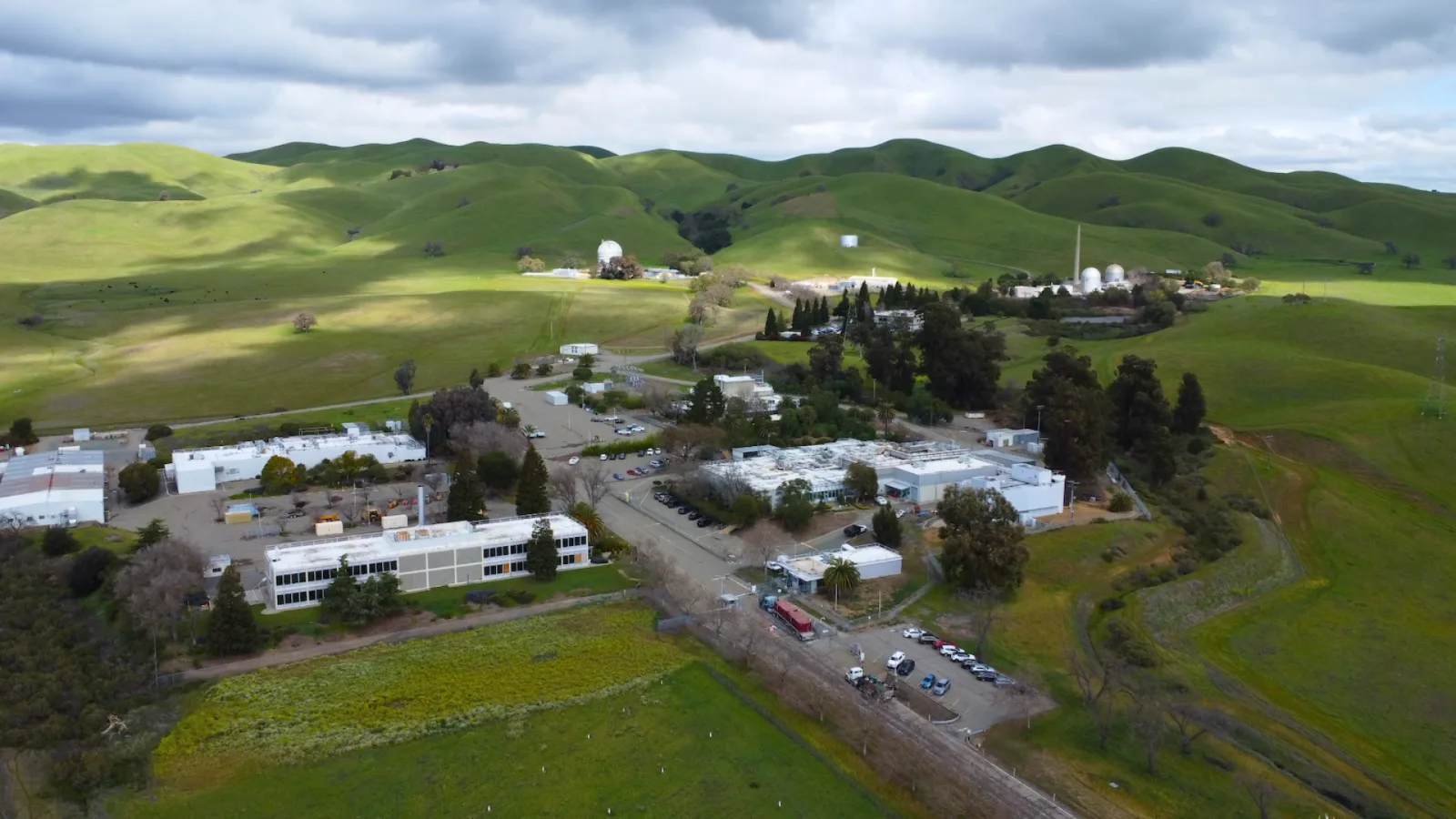 Peisaj verde cu clădiri și infrastructură nucleară în Vallecitos, California.