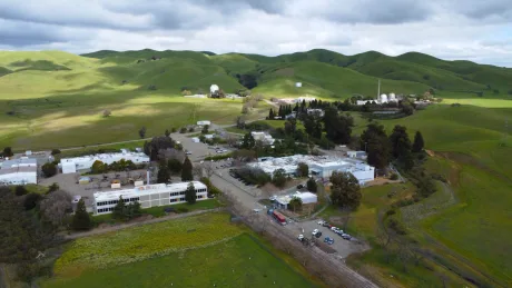 Peisaj verde cu clădiri și infrastructură nucleară în Vallecitos, California.