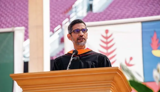 Sundar Pichai vorbește la ceremonia de absolvire, subliniind optimismul tinerilor.