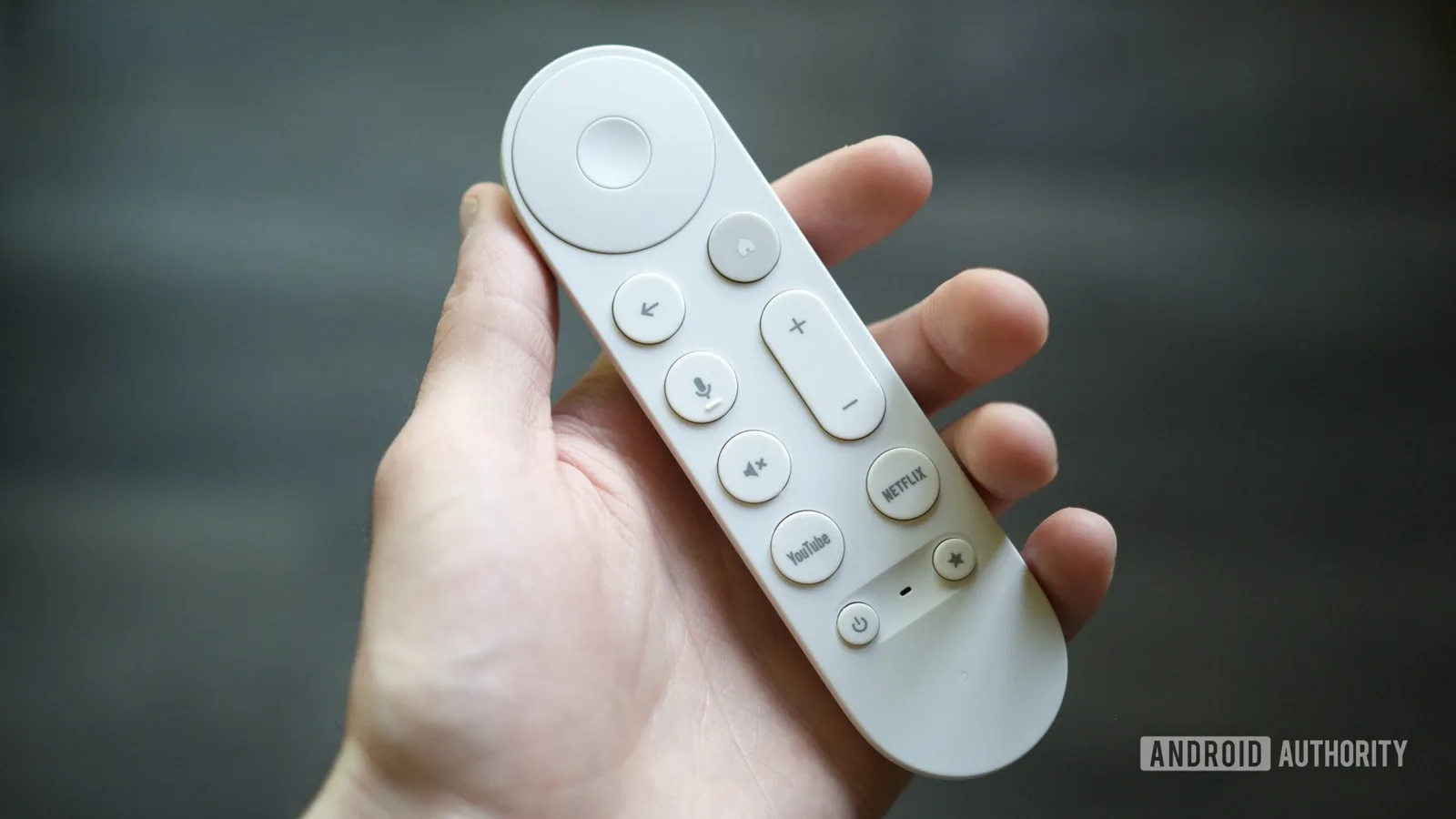 Telecomanda Google TV Streamer, cu butoane pentru control ușor.