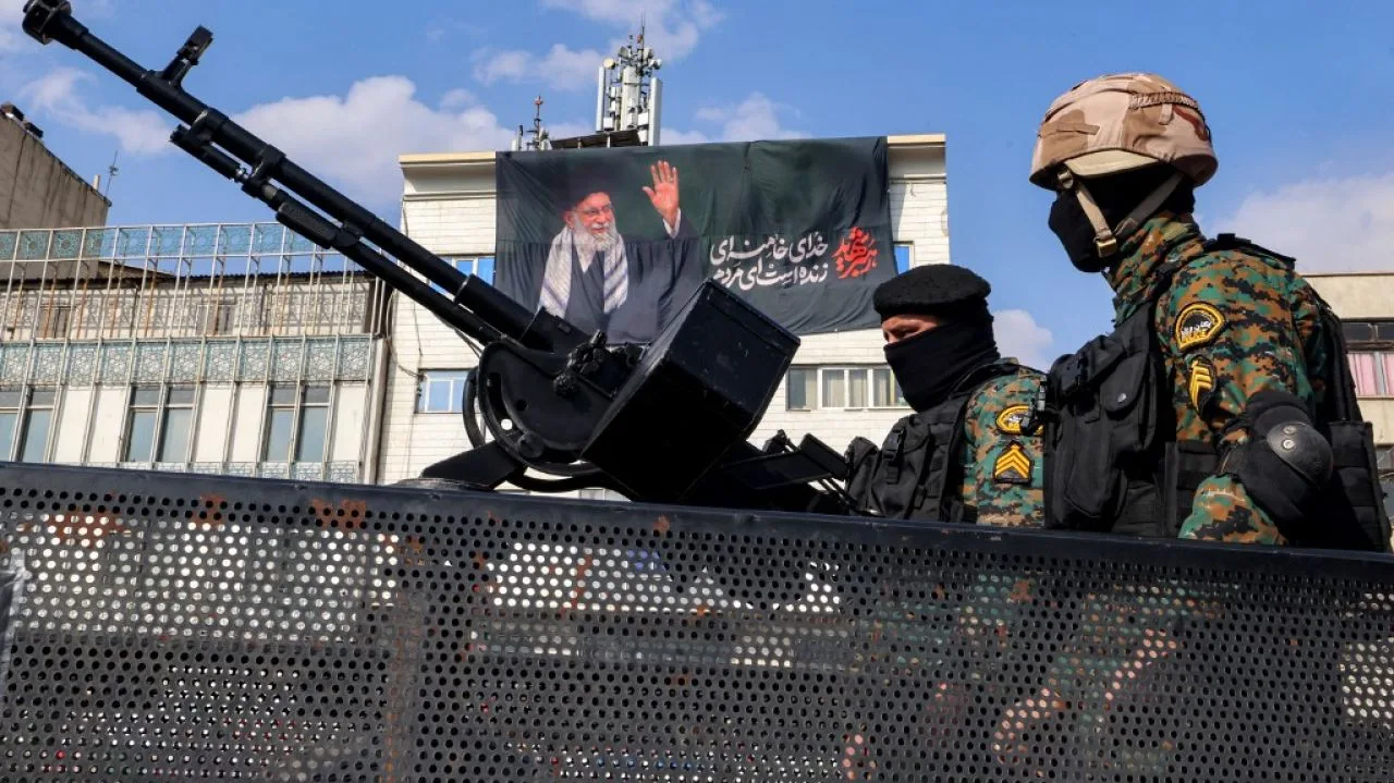 Soldați iranieni pregătiți pentru acțiuni militare în contextul tensiunilor internaționale.