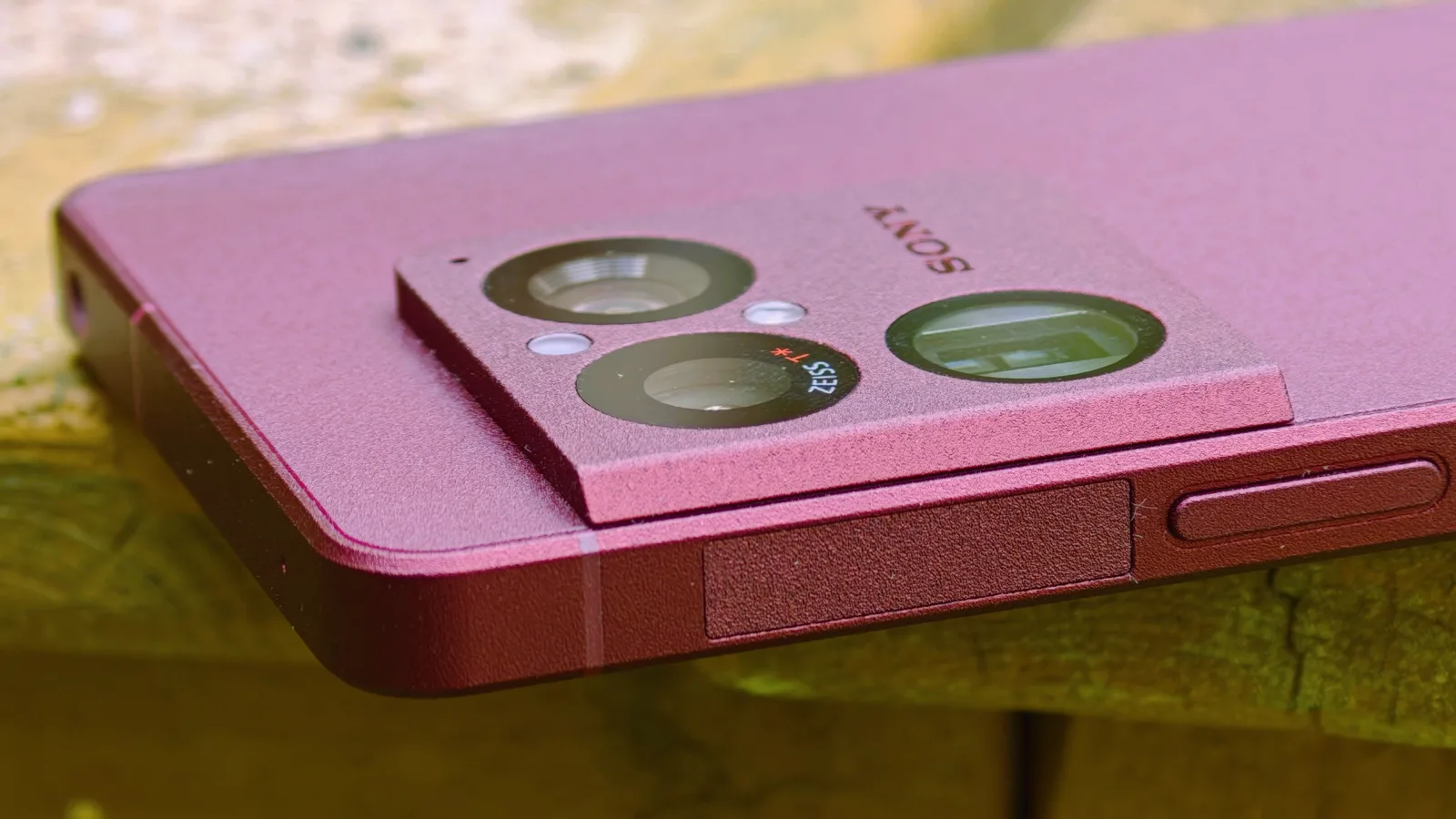 Detaliu al camerei telefonului Sony Xperia 1 VIII pe un fundal natural.