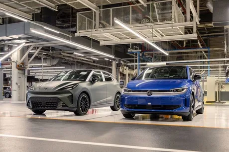 Două modele electrice Volkswagen și Cupra în uzina din Martorell, Spania.