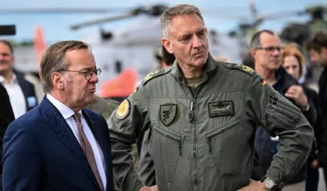 Oficiali militari discutând despre strategii de apărare aeriană în contextul tensiunilor internaționale.