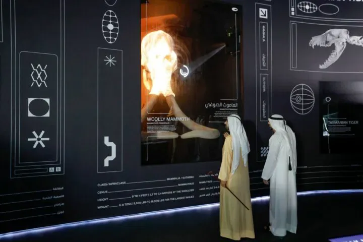 Vizitatori admirând exponate despre specii dispărute la Muzeul Viitorului din Dubai.