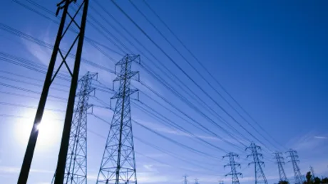 Linii electrice însoțite de stâlpi pe un fundal albastru.