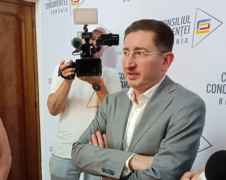 Reprezentant al Consiliului Concurenței discutând despre reglementările pieței financiare.