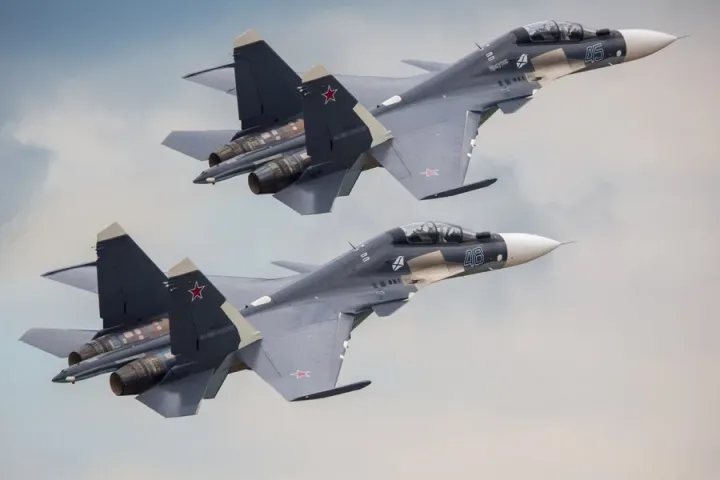 Avioane de vânătoare zburând în formație pe un fundal de cer senin.