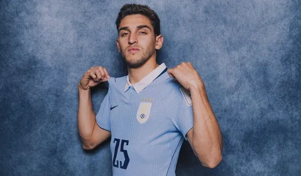 Sportiv îmbrăcat în echipamentul naționalei Argentinei, pozând cu încredere.