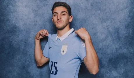 Sportiv îmbrăcat în echipamentul naționalei Argentinei, pozând cu încredere.