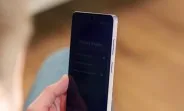 Un smartphone cu ecran activ, evidențiind funcția de confidențialitate.
