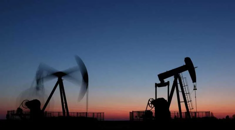 Pompă de extracție petrolieră în apus, simbolizând industria energetică.