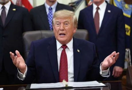 Donald Trump discutând despre coordonarea politicilor de inteligență artificială.