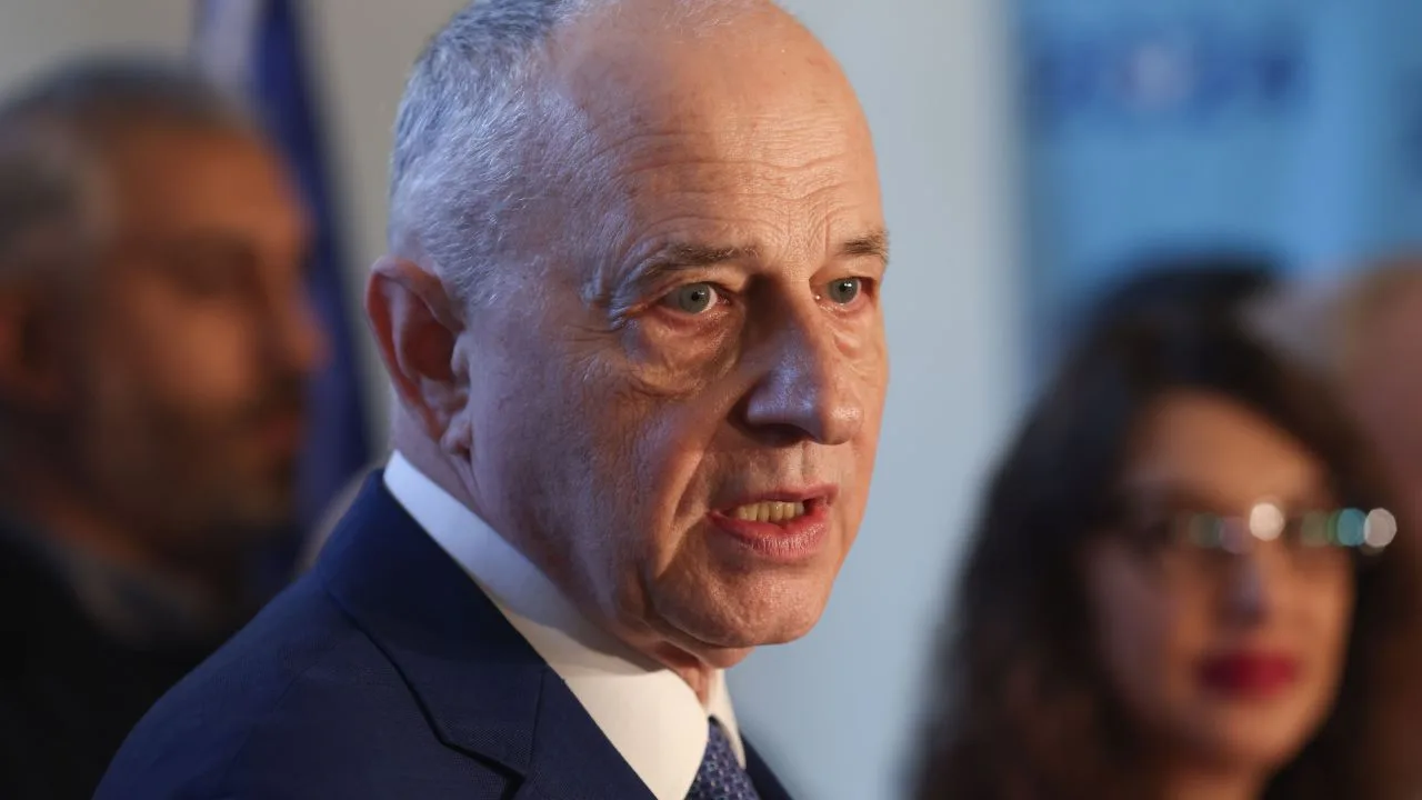 Mircea Geoană vorbește în fața presei, la ceremonie.