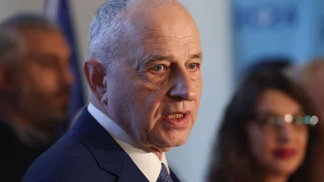 Mircea Geoană vorbește în fața presei, la ceremonie.