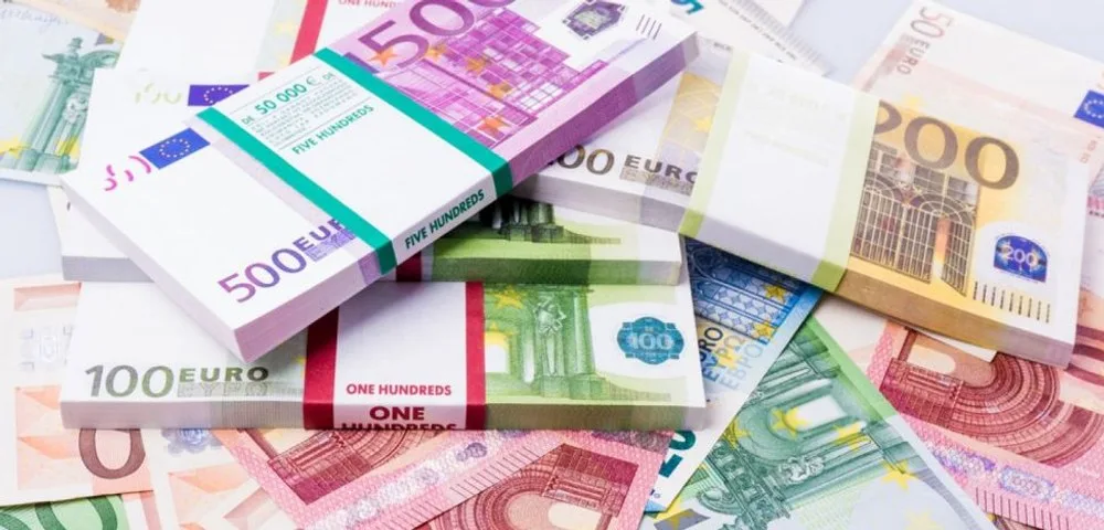 Bancnote euro aranjate pe o masă, simbolizând fonduri europene.
