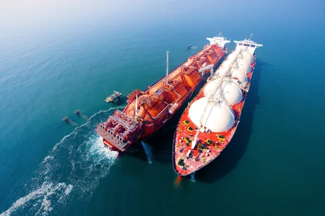 Două nave de transport GNL ancorate pe mare, în așteptarea descărcării.