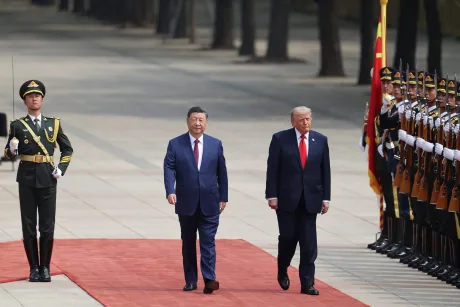 Lideri politici pe un covor roșu, înconjurați de soldați în uniformă.