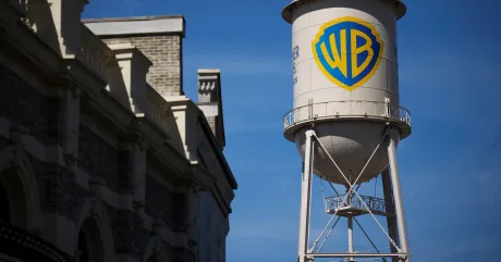 Rezervor de apă cu logo-ul Warner Bros pe fundal albastru.