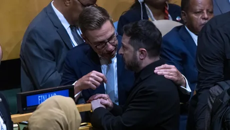 Alexander Stubb și Volodimir Zelenski discutând despre cooperarea în domeniul dronelor.