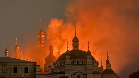 Flăcări uriașe la complexul monastic din Kiev după atacul rusesc.