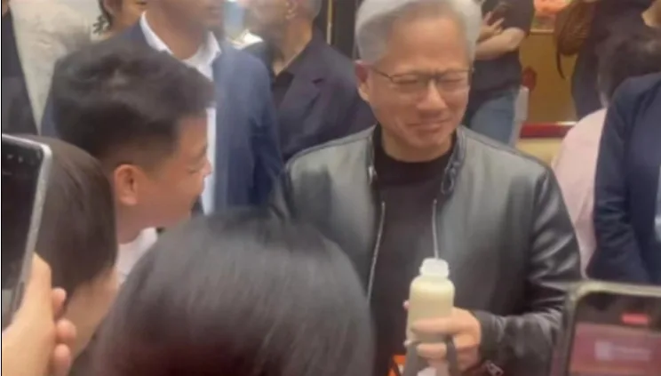 Jensen Huang surprins de gustul băuturii tradiționale din Beijing.