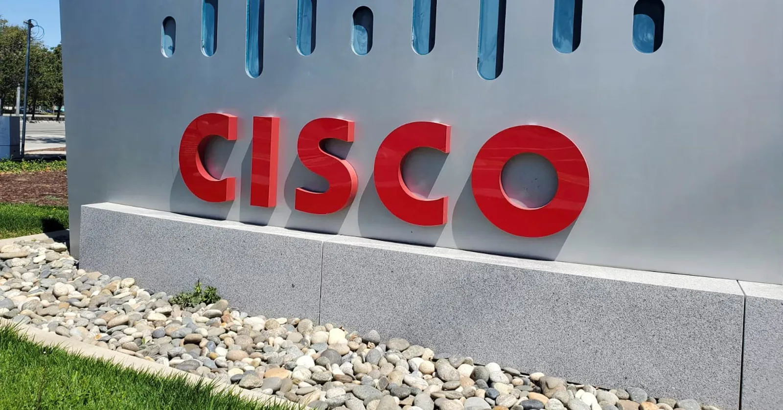 Logo-ul Cisco pe un fundal modern, simbolizând tehnologia avansată.